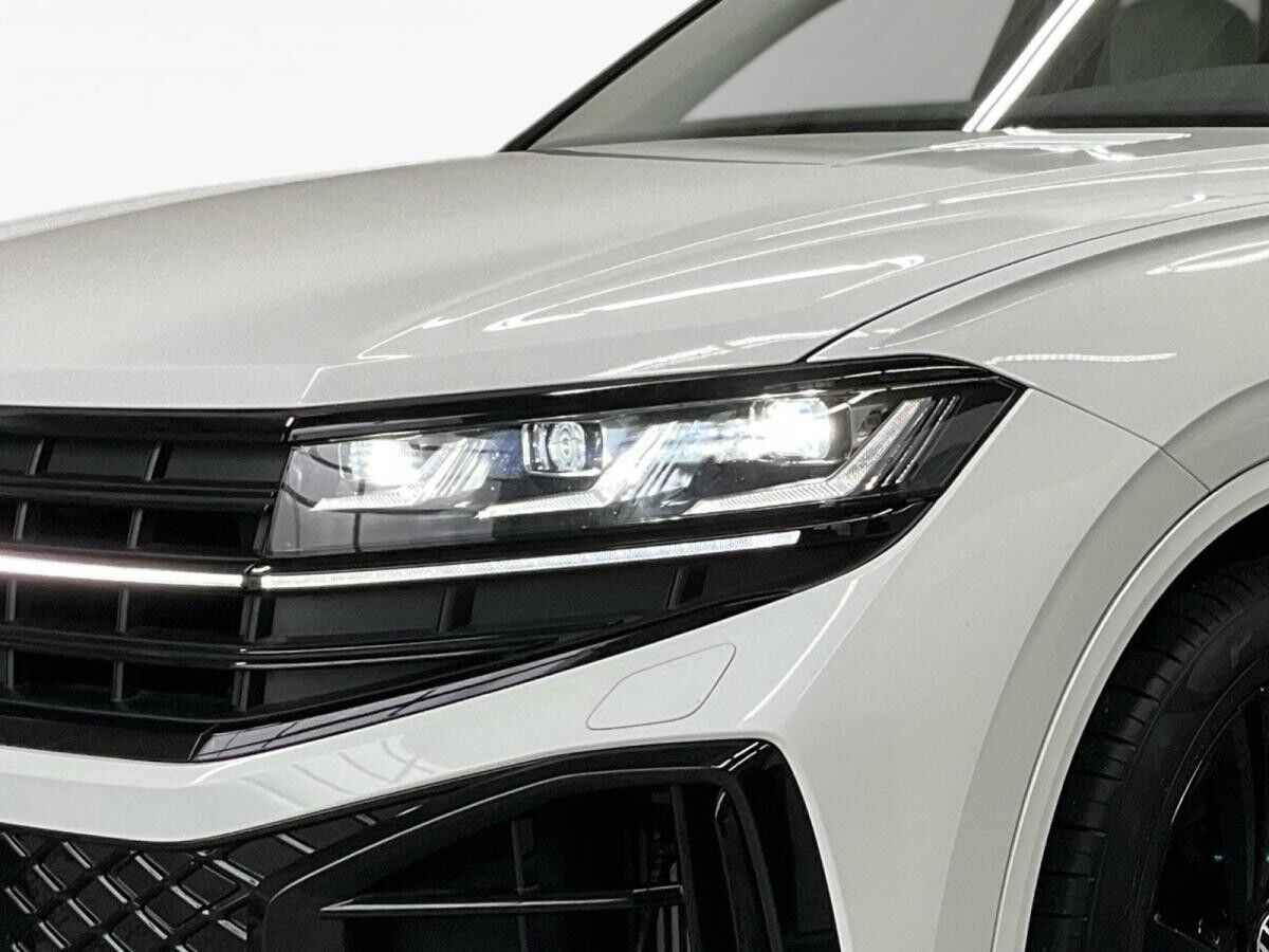 Volkswagen Touareg R-LINE BLACK 3.0TSI NP.109T STDHZG.PANO.AHK.LUFT.KAMERA.20 SITZ-KLIM