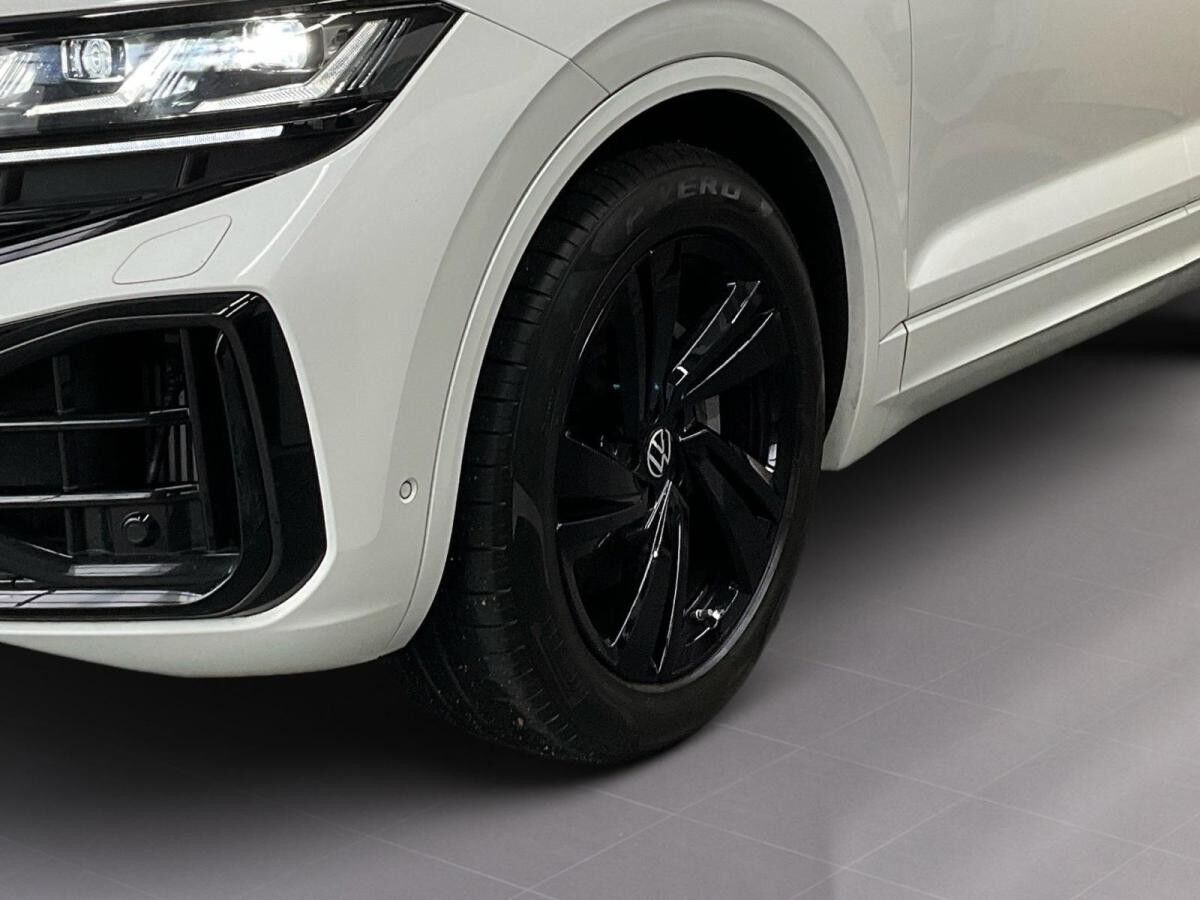 Volkswagen Touareg R-LINE BLACK 3.0TSI NP.109T STDHZG.PANO.AHK.LUFT.KAMERA.20 SITZ-KLIM