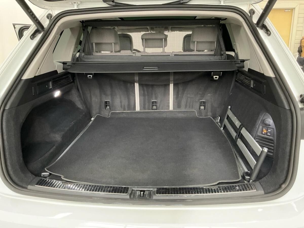 Volkswagen Touareg R-LINE BLACK 3.0TSI NP.109T STDHZG.PANO.AHK.LUFT.KAMERA.20 SITZ-KLIM