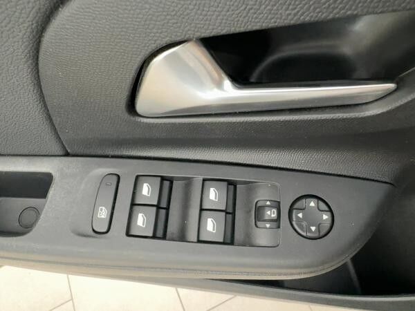Opel Corsa F 1.2 Turbo LED+SHZ+Winterp.+Fernlichtass.