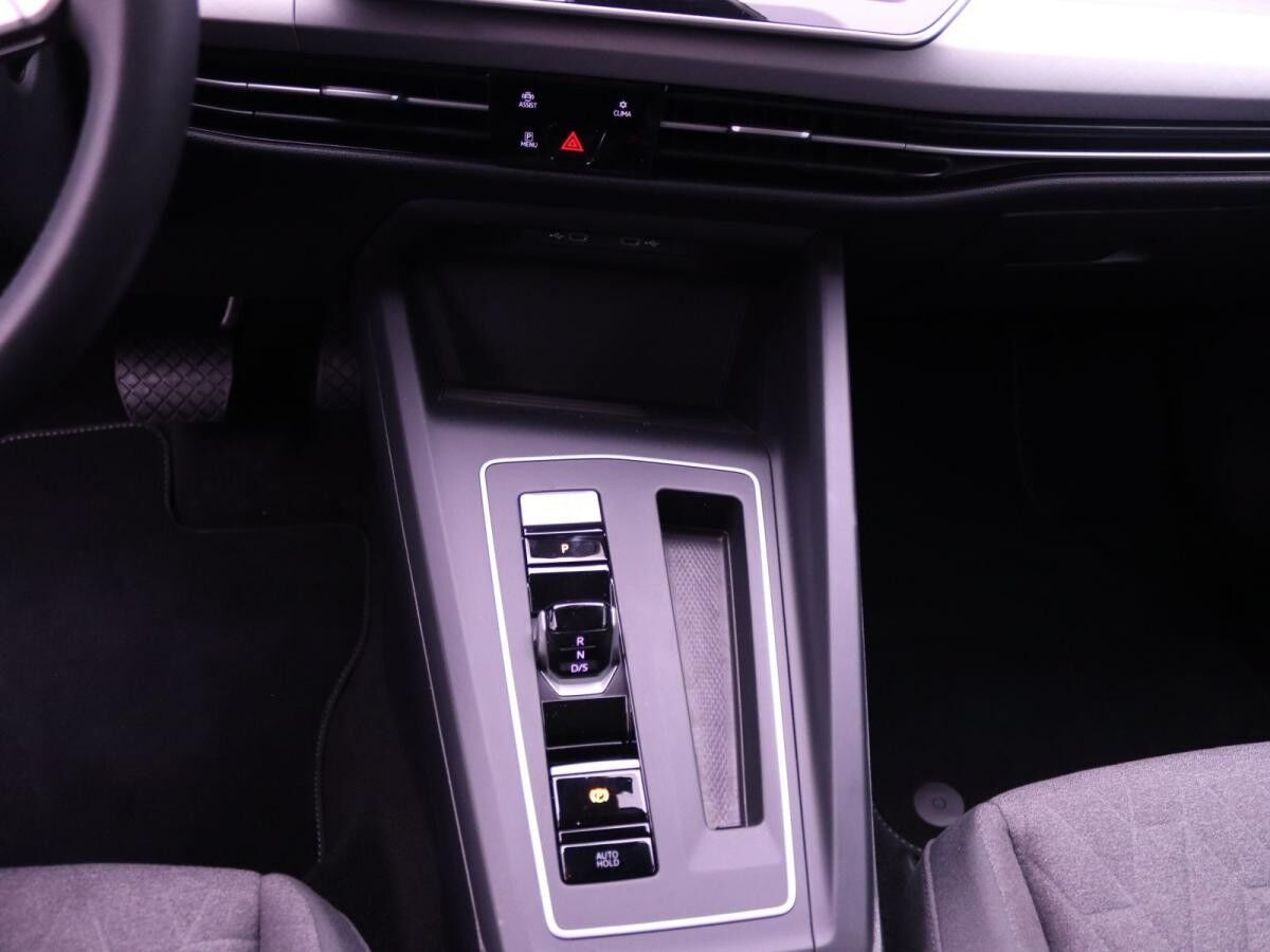 Volkswagen Golf VIII Life 1.5 eTSI DSG / App, ACC, LED, SHZ