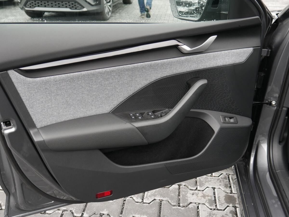 Skoda Octavia Combi 2.0 TDI DSG PDC ACC KEYLESS AHK LED *869*