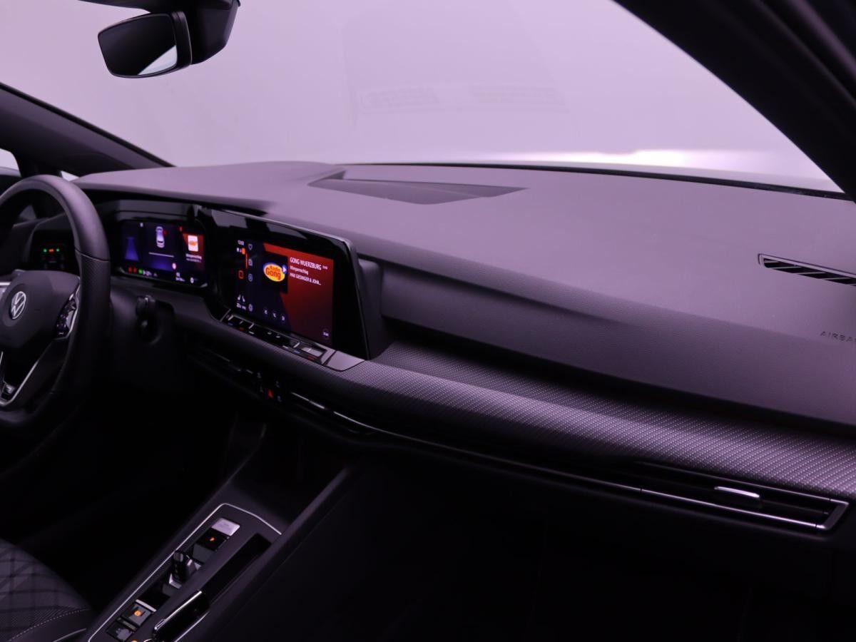 Volkswagen Golf VIII R-Line 2.0 TSI DSG / Navi, RFK, LED+