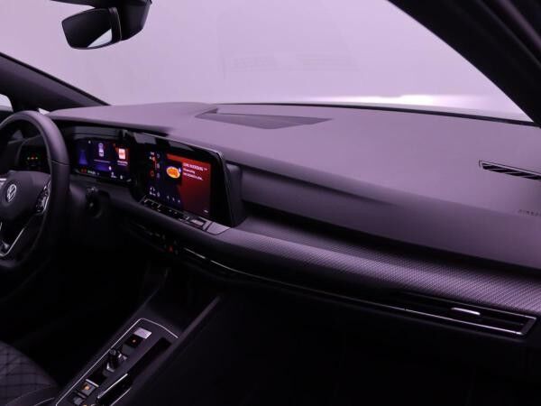 Volkswagen Golf VIII R-Line 2.0 TSI DSG / Navi, RFK, LED+