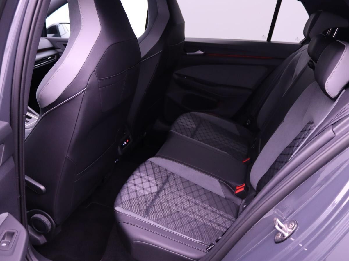 Volkswagen Golf VIII R-Line 2.0 TSI DSG / Navi, RFK, LED+