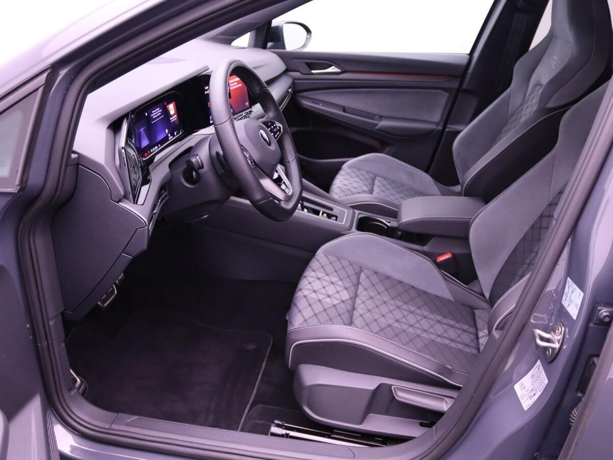 Volkswagen Golf VIII R-Line 2.0 TSI DSG / Navi, RFK, LED+