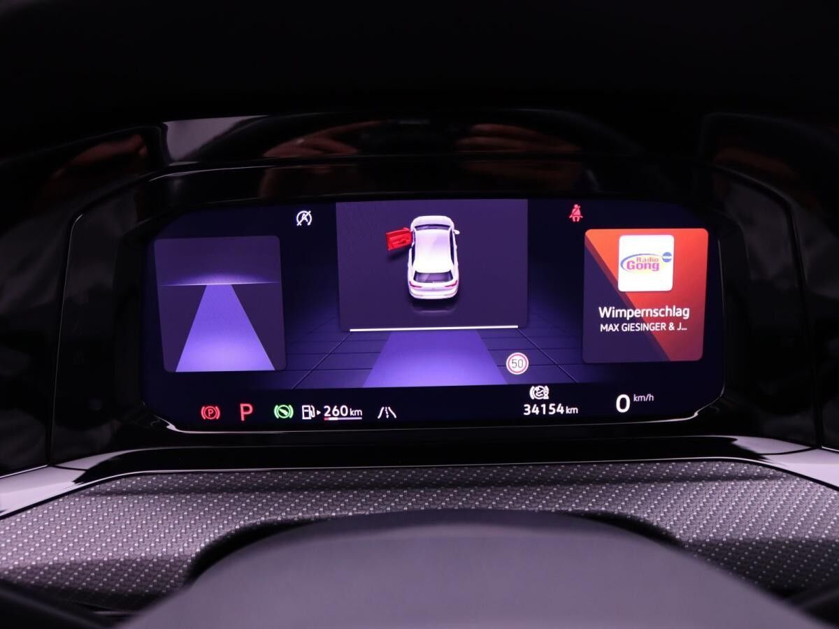 Volkswagen Golf VIII R-Line 2.0 TSI DSG / Navi, RFK, LED+