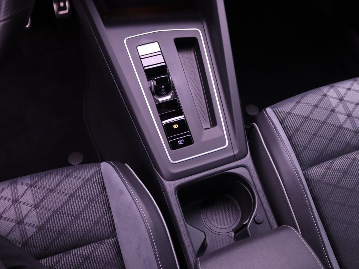 Volkswagen Golf VIII R-Line 2.0 TSI DSG / Navi, RFK, LED+