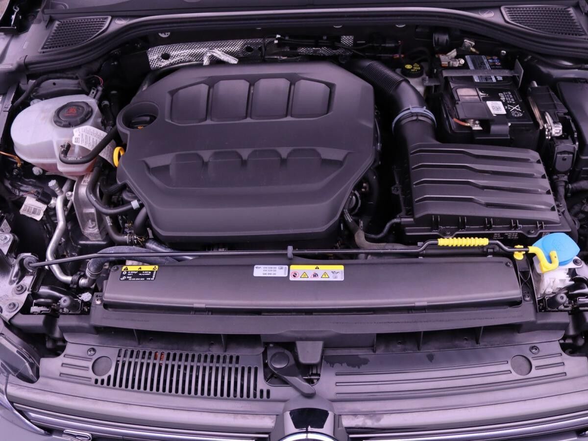 Volkswagen Golf VIII R-Line 2.0 TSI DSG / Navi, RFK, LED+