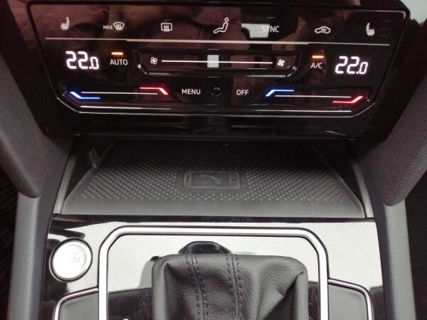 Volkswagen Passat Variant Business 2.0 TDI DSG / Navi, LED