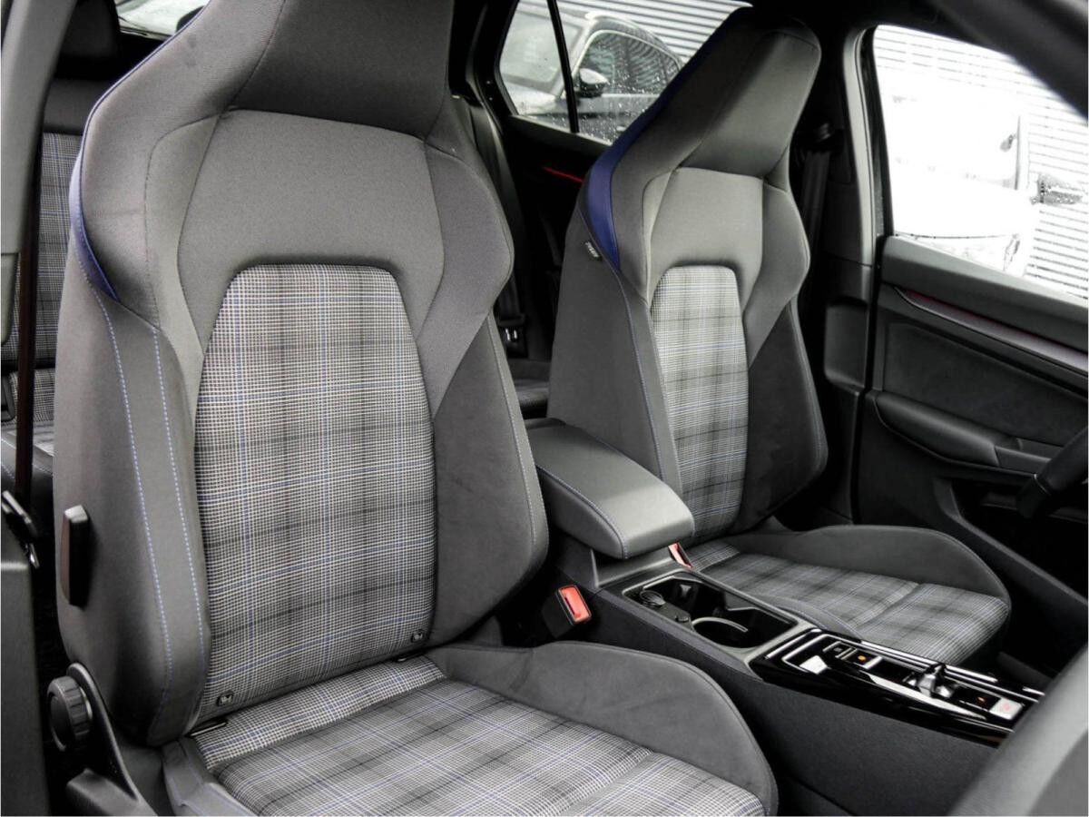 Volkswagen Golf VIII GTE FACELIFT Hybrid DSG ACC DCC AHK BLACK STYLE HEAD UP