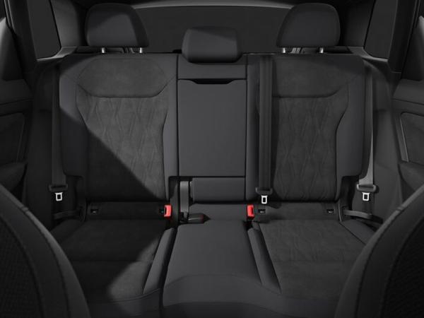 Audi Q3 SUV e-hybrid S tr. PANO Matrix AHK 20 HUD 360