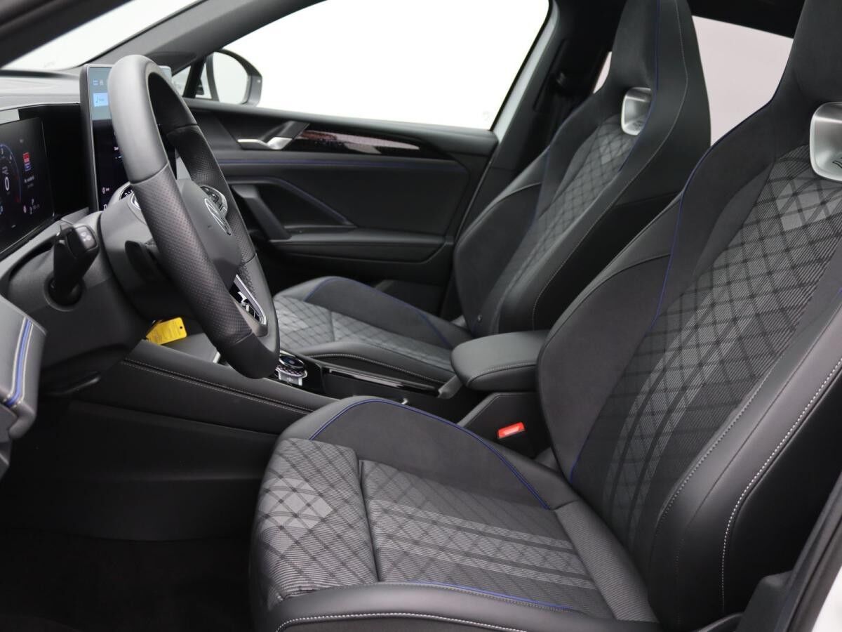 Volkswagen Tiguan R-Line 2.0 TDI 4M DSG / Pano, AHK, LED+