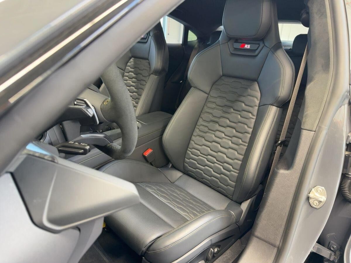 Audi RS e-tron GT performancce quattro Head-Up Laser Massage