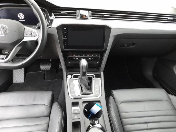 Volkswagen Passat Variant 2.0 TDI R-Line AHK Matrix STH Pano