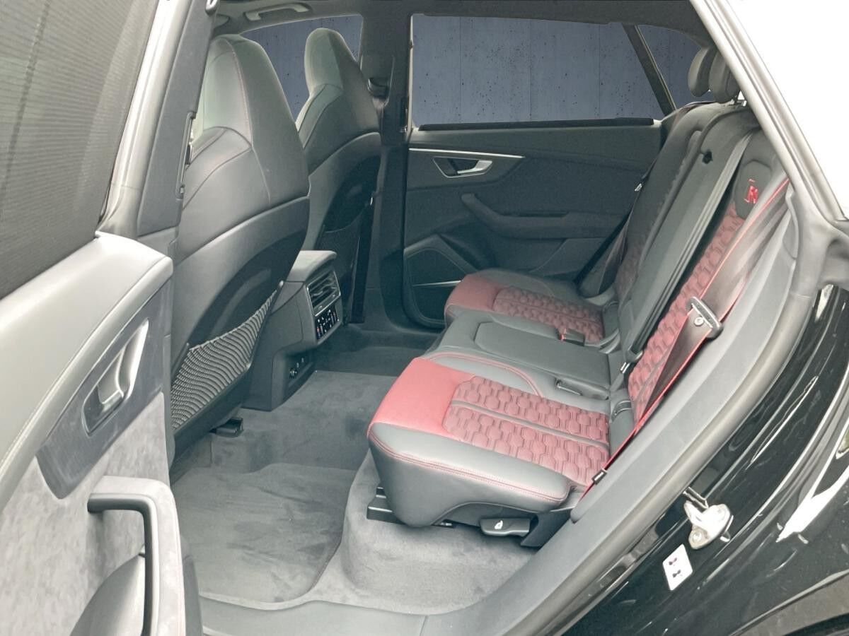 Audi RS Q8 SUV performance tiptr. Vmax 305 PANO HUD 23