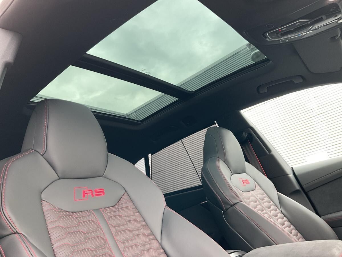 Audi RS Q8 SUV performance tiptr. Vmax 305 PANO HUD 23