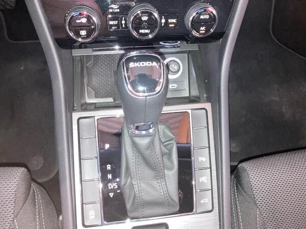 Skoda Superb Combi STYLE 2.0TDI DSG MATRIX.AHK.360°.NAVI.ACC.SITZHZG