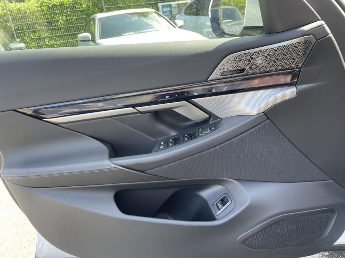 BMW i5 eDrive40 Limo M Sport || Autobahnass B&W 360°