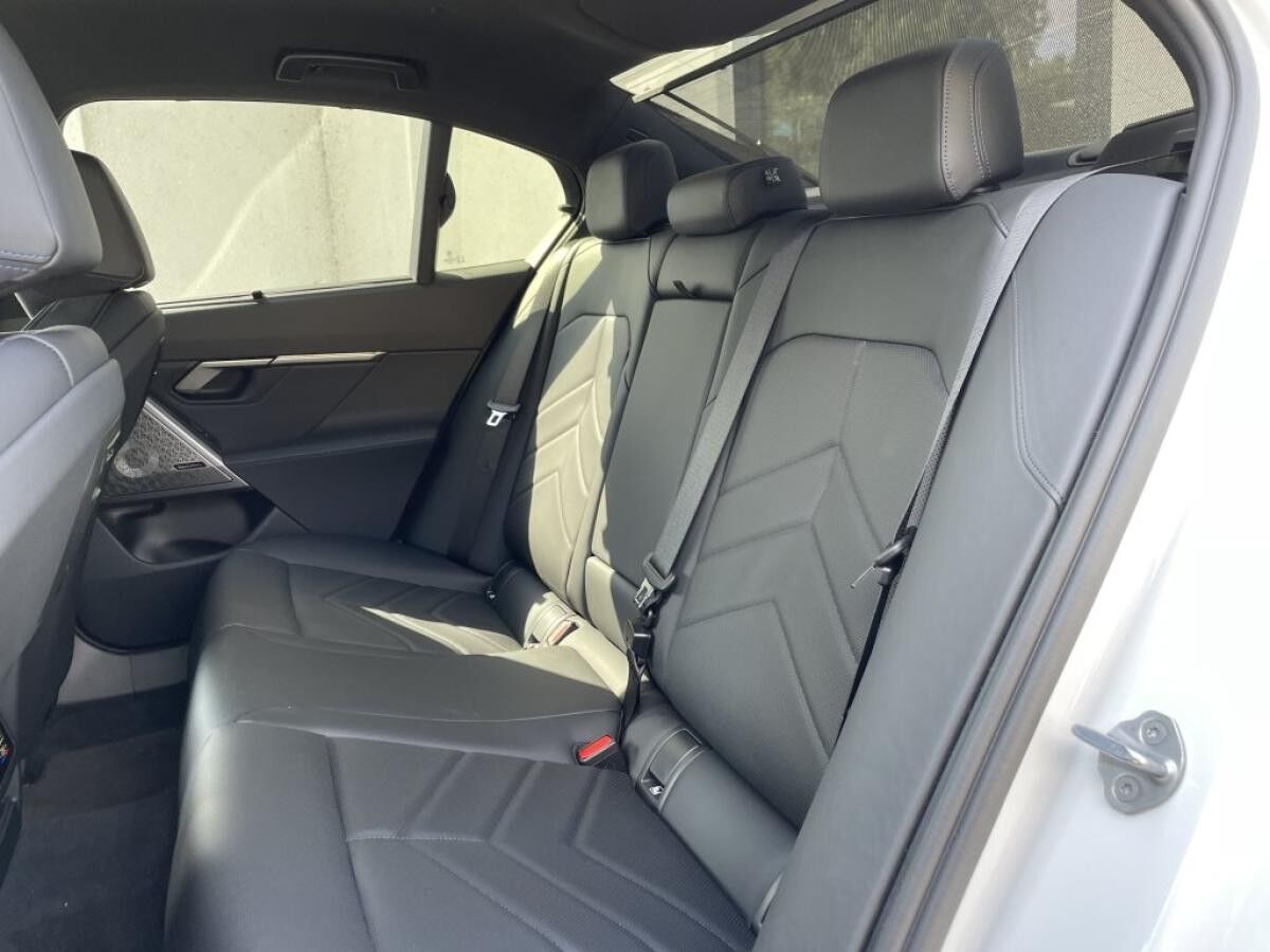 BMW i5 eDrive40 Limo M Sport || Autobahnass B&W 360°
