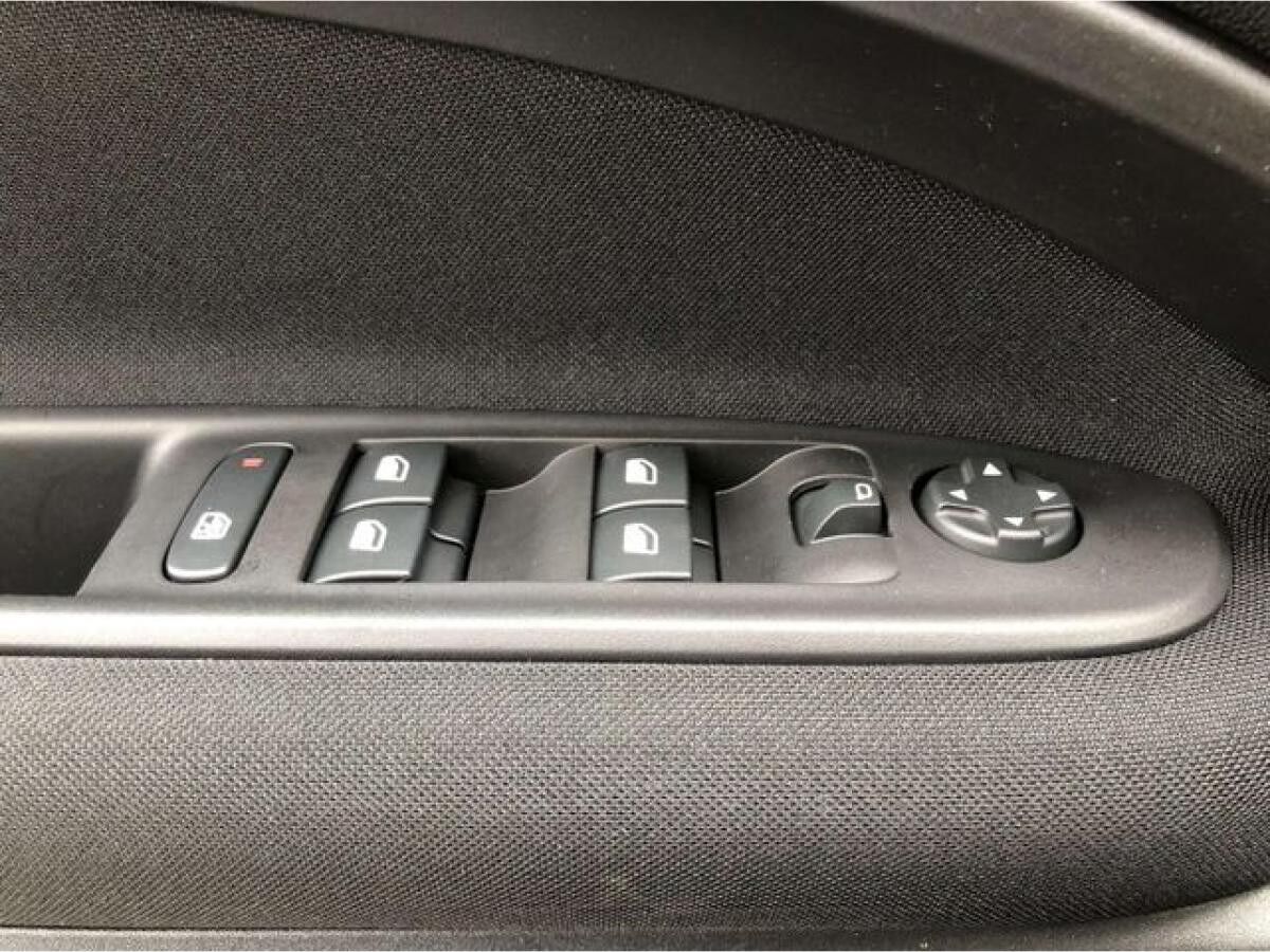 Fiat 600 E Red 54 kWh PDC LED Klimaautomatik