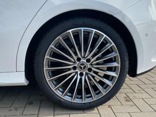 Mercedes-Benz A 200 d AMG Line Panorama Totwinkel 360°Kamera