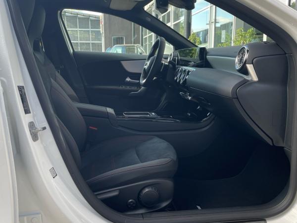 Mercedes-Benz A 200 d AMG Line Panorama Totwinkel 360°Kamera