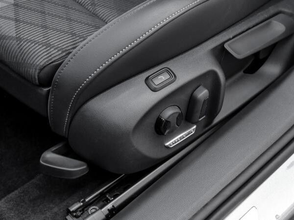 Volkswagen Passat Variant R-Line 2.0 TDI DSG ACC AHK MATRIX NAVI KAMERA Keyless