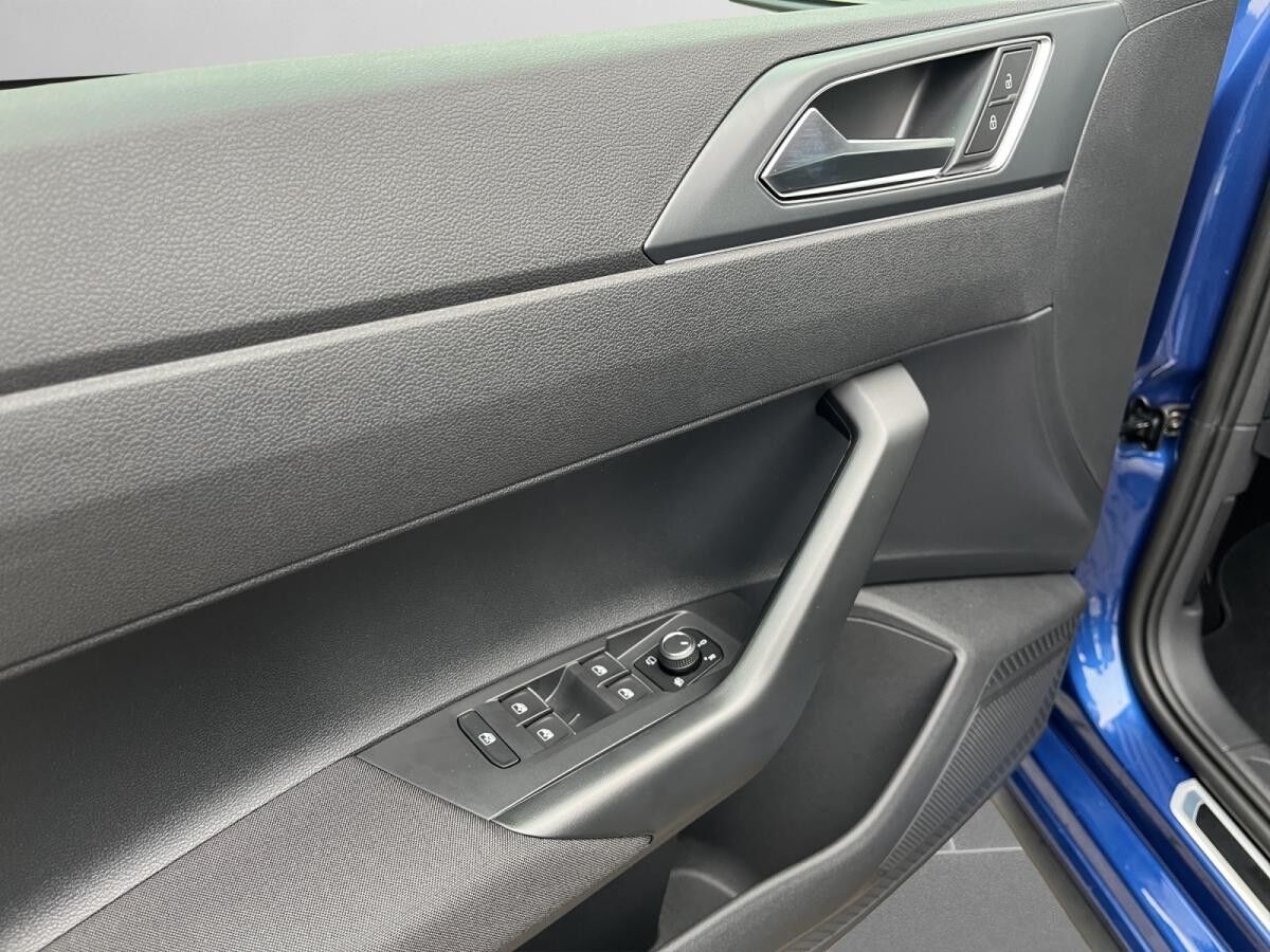 Volkswagen Polo VI (AE1)