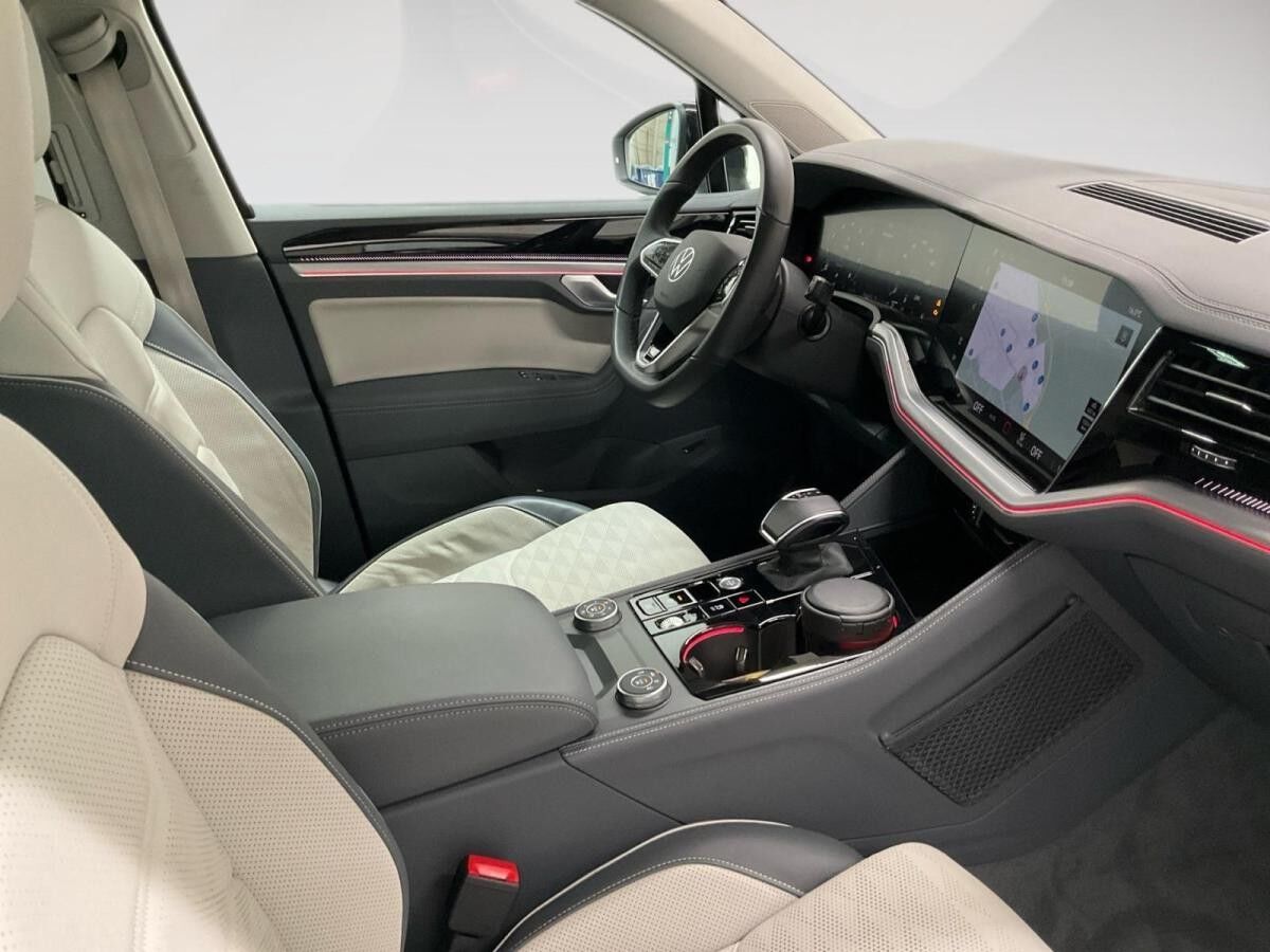 Volkswagen Touareg R-LINE BLACK 3.0TSI NP.109T STDHZG.PANO.AHK.LUFT.KAMERA.20 SITZ-KLIM