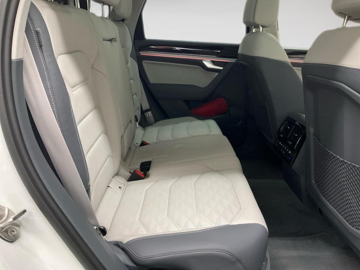 Volkswagen Touareg R-LINE BLACK 3.0TSI NP.109T STDHZG.PANO.AHK.LUFT.KAMERA.20 SITZ-KLIM