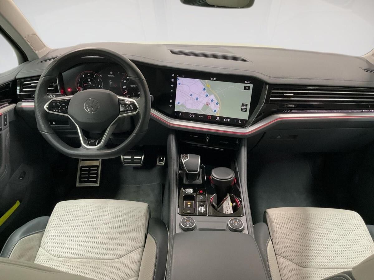 Volkswagen Touareg R-LINE BLACK 3.0TSI NP.109T STDHZG.PANO.AHK.LUFT.KAMERA.20 SITZ-KLIM