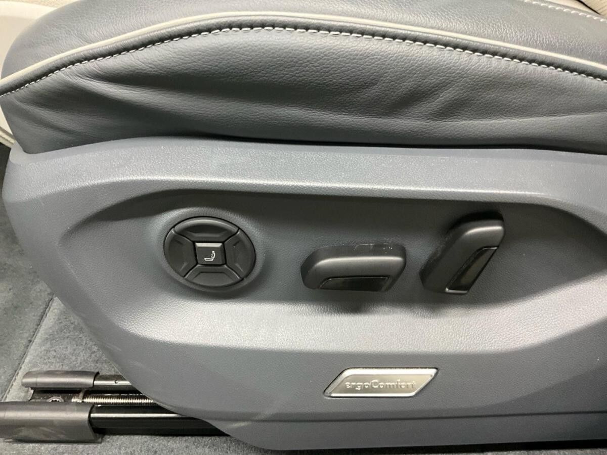 Volkswagen Touareg R-LINE BLACK 3.0TSI NP.109T STDHZG.PANO.AHK.LUFT.KAMERA.20 SITZ-KLIM