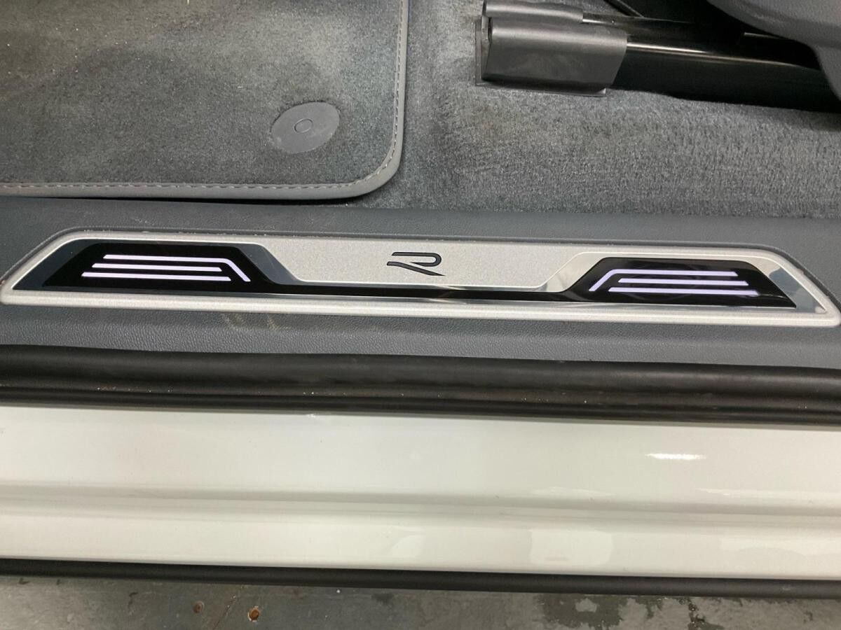 Volkswagen Touareg R-LINE BLACK 3.0TSI NP.109T STDHZG.PANO.AHK.LUFT.KAMERA.20 SITZ-KLIM