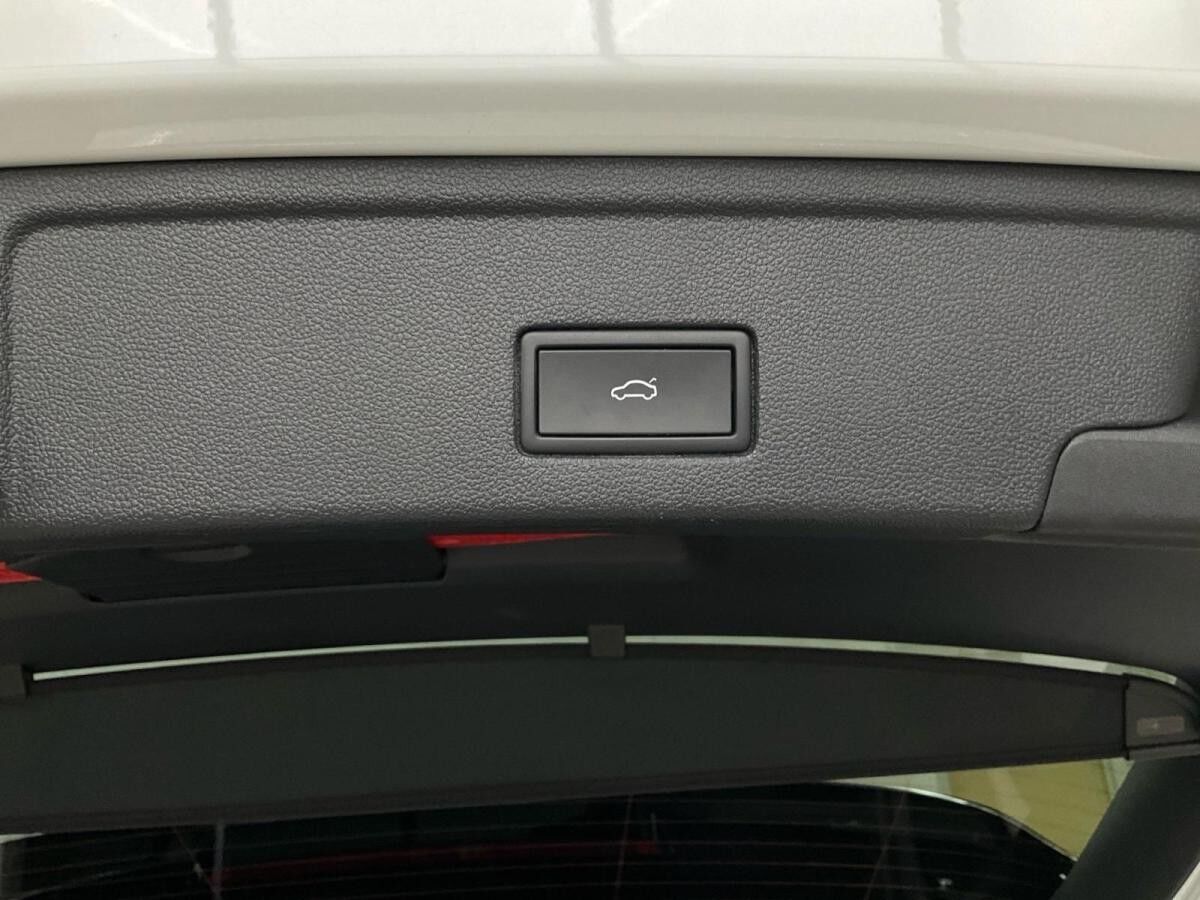 Volkswagen Touareg R-LINE BLACK 3.0TSI NP.109T STDHZG.PANO.AHK.LUFT.KAMERA.20 SITZ-KLIM