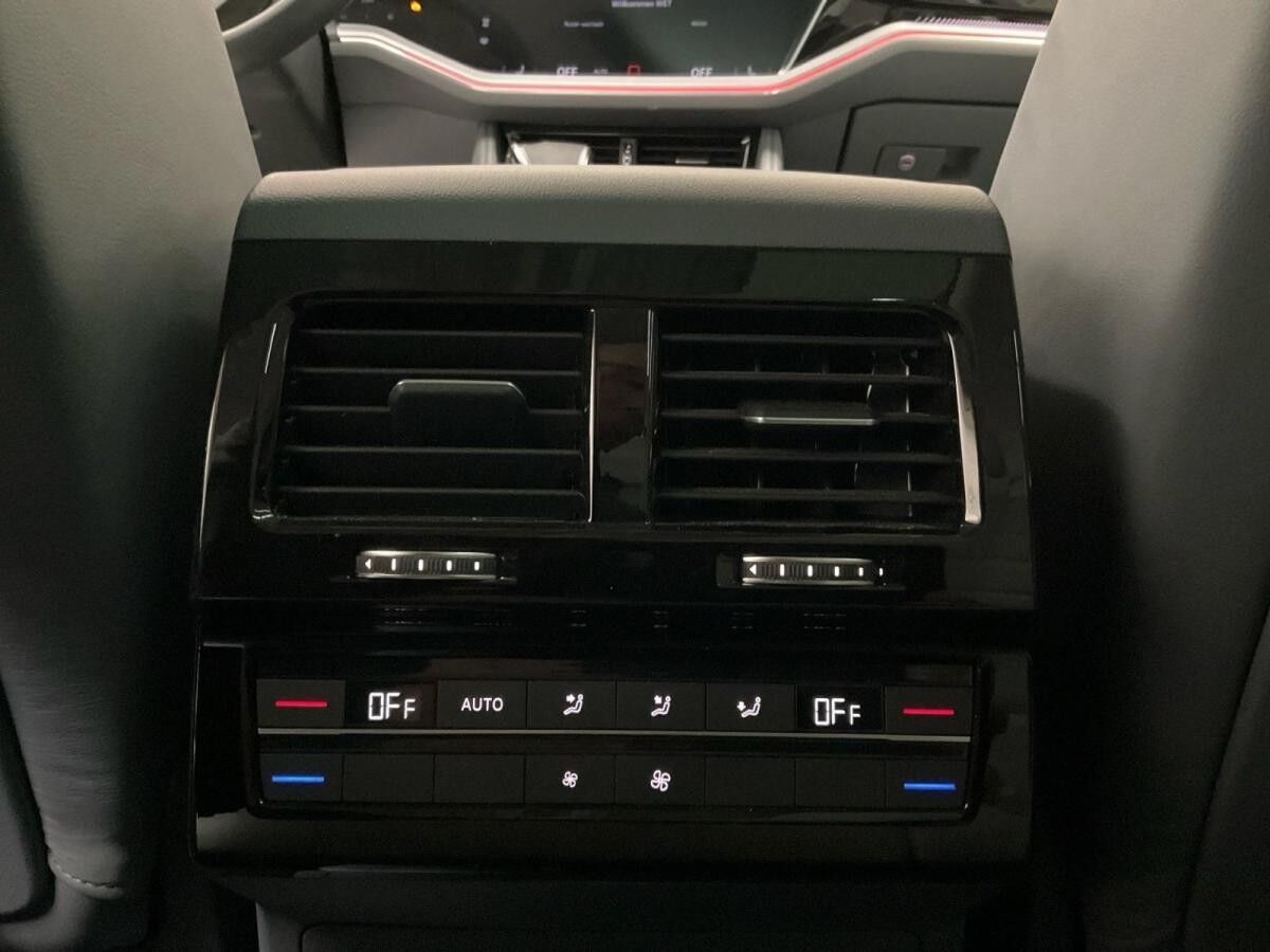 Volkswagen Touareg R-LINE BLACK 3.0TSI NP.109T STDHZG.PANO.AHK.LUFT.KAMERA.20 SITZ-KLIM