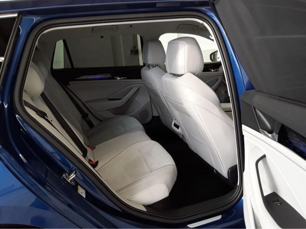 Volkswagen Passat Variant ELEGANCE 2.0TDI DSG ACC.5J-G.AHK.KAMERA.NAVI+VC.HUD.LED.DCC.LKRD-HZG