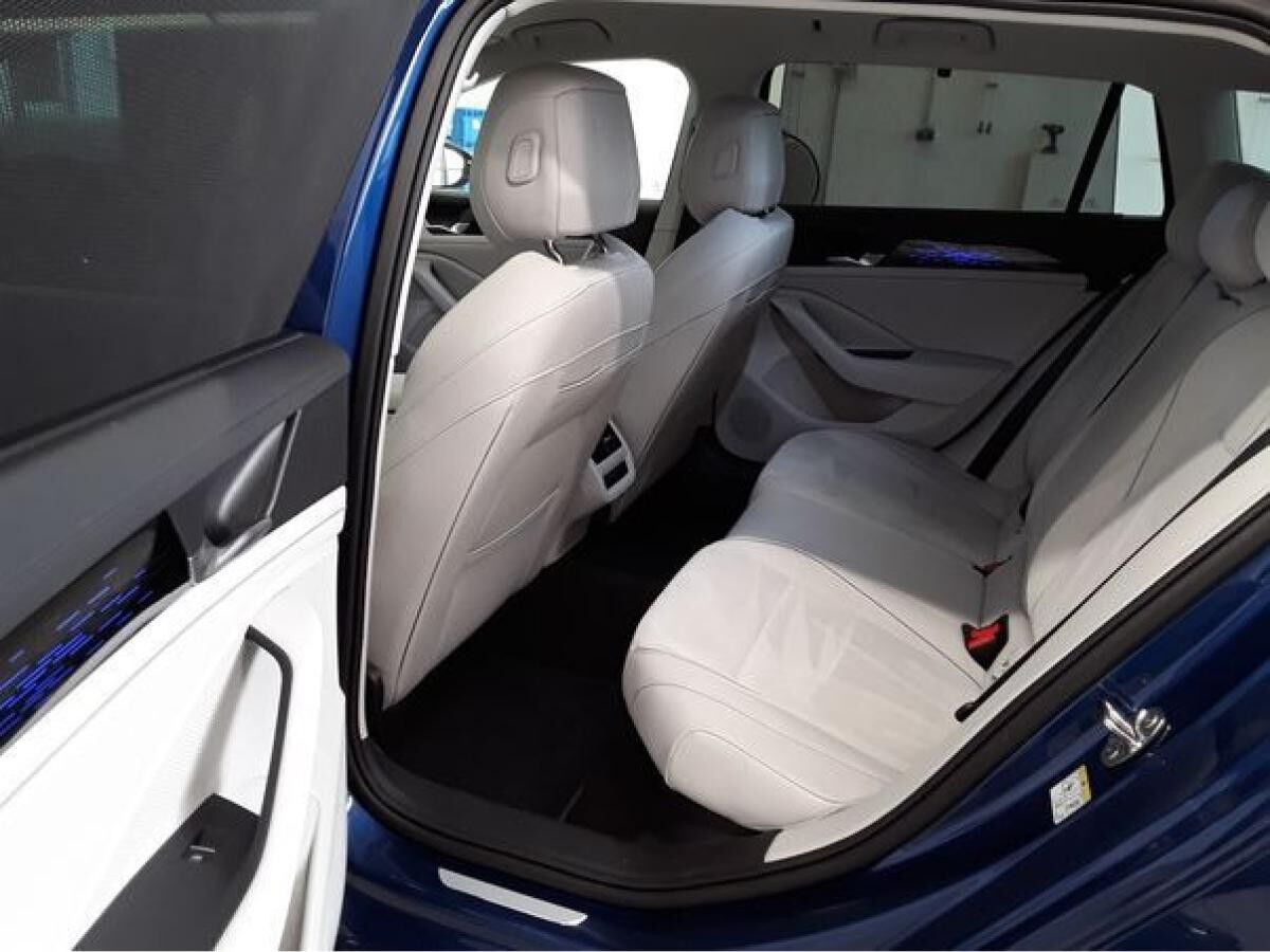 Volkswagen Passat Variant ELEGANCE 2.0TDI DSG ACC.5J-G.AHK.KAMERA.NAVI+VC.HUD.LED.DCC.LKRD-HZG