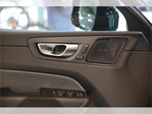 Volvo XC60 B5 Plus Dark AWD Schiebedach*AHK*ACC*360°*SHZ