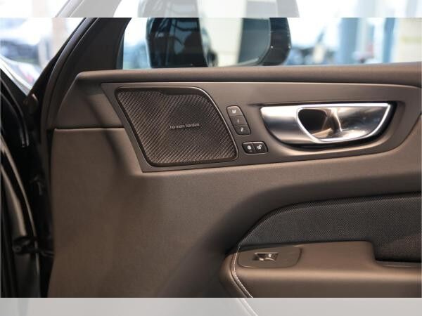 Volvo XC60 B5 Plus Dark AWD Schiebedach*AHK*ACC*360°*SHZ