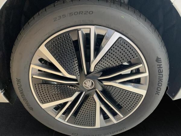 Skoda ENYAQ Loft mit AHZV, PlusPaket & Winterpaket