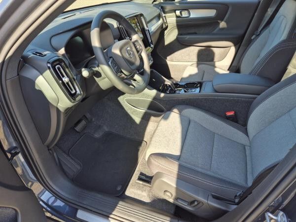 Volvo XC40 Plus Black Edition B3 2WD 2.0  *SOFORT VERFÜGBAR*