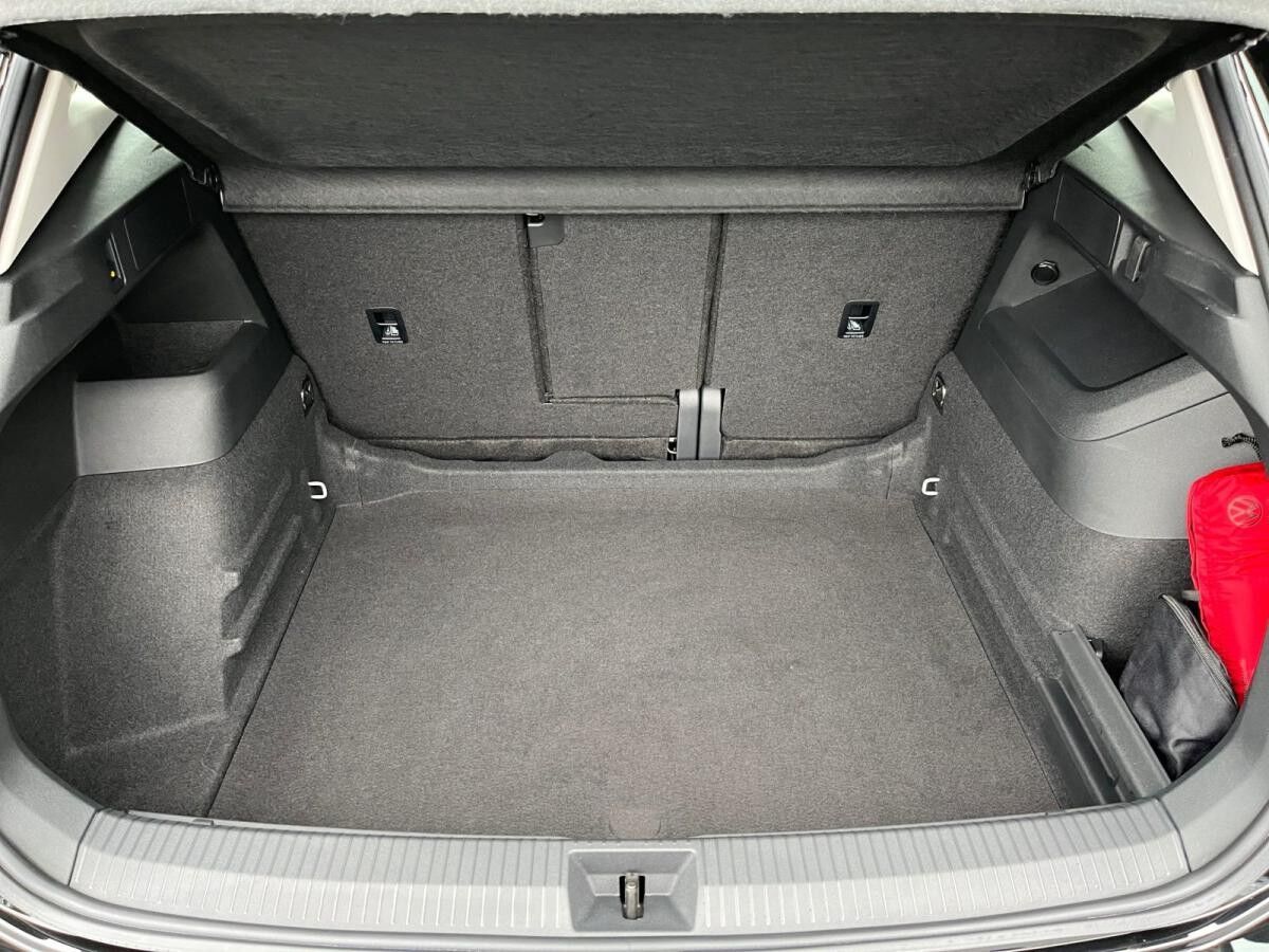 Volkswagen Tiguan 1.5 eTSI DSG / Navi, App, LED, AHK, RFK