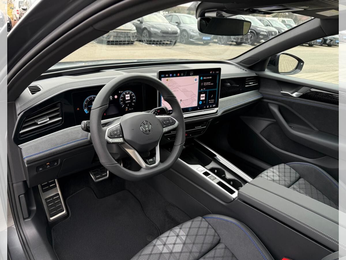 Volkswagen Passat R-Line 2025 2.0 TDI 4MOTION 193 DSG (UVP 70.450€/KW49) BLACK/IQ/HEAD/AHK/PANO/ASSIST/UVM.