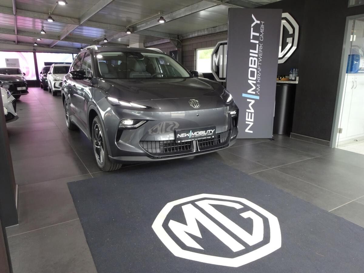 MG S5 EV Luxury Long Range Black Month