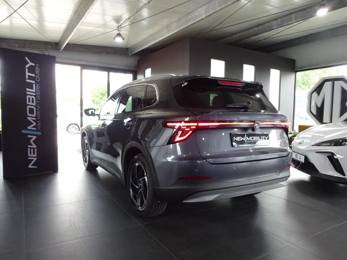 MG S5 EV Luxury Long Range Black Month