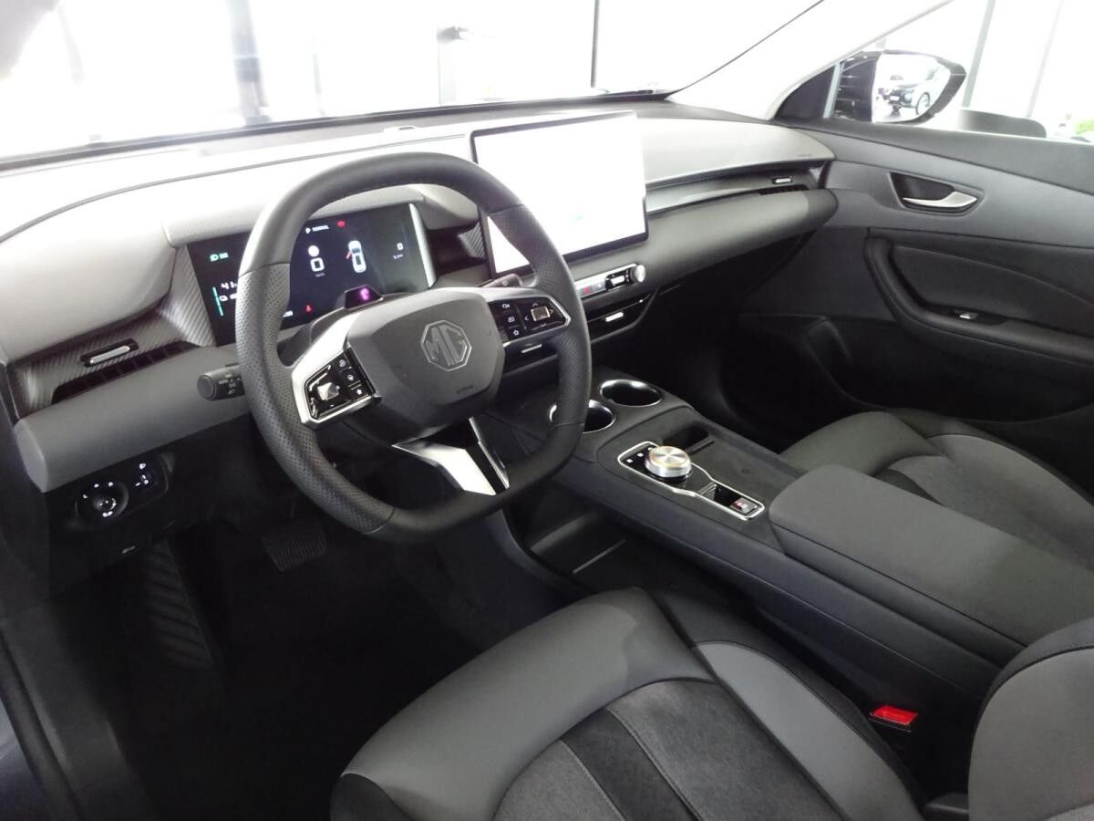 MG S5 EV Luxury Long Range Black Month