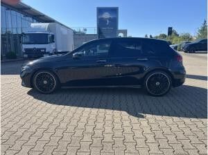 Mercedes-Benz A 250 4M AMG+Night+HeadUp+AHK+Pano+Multib+Distr+