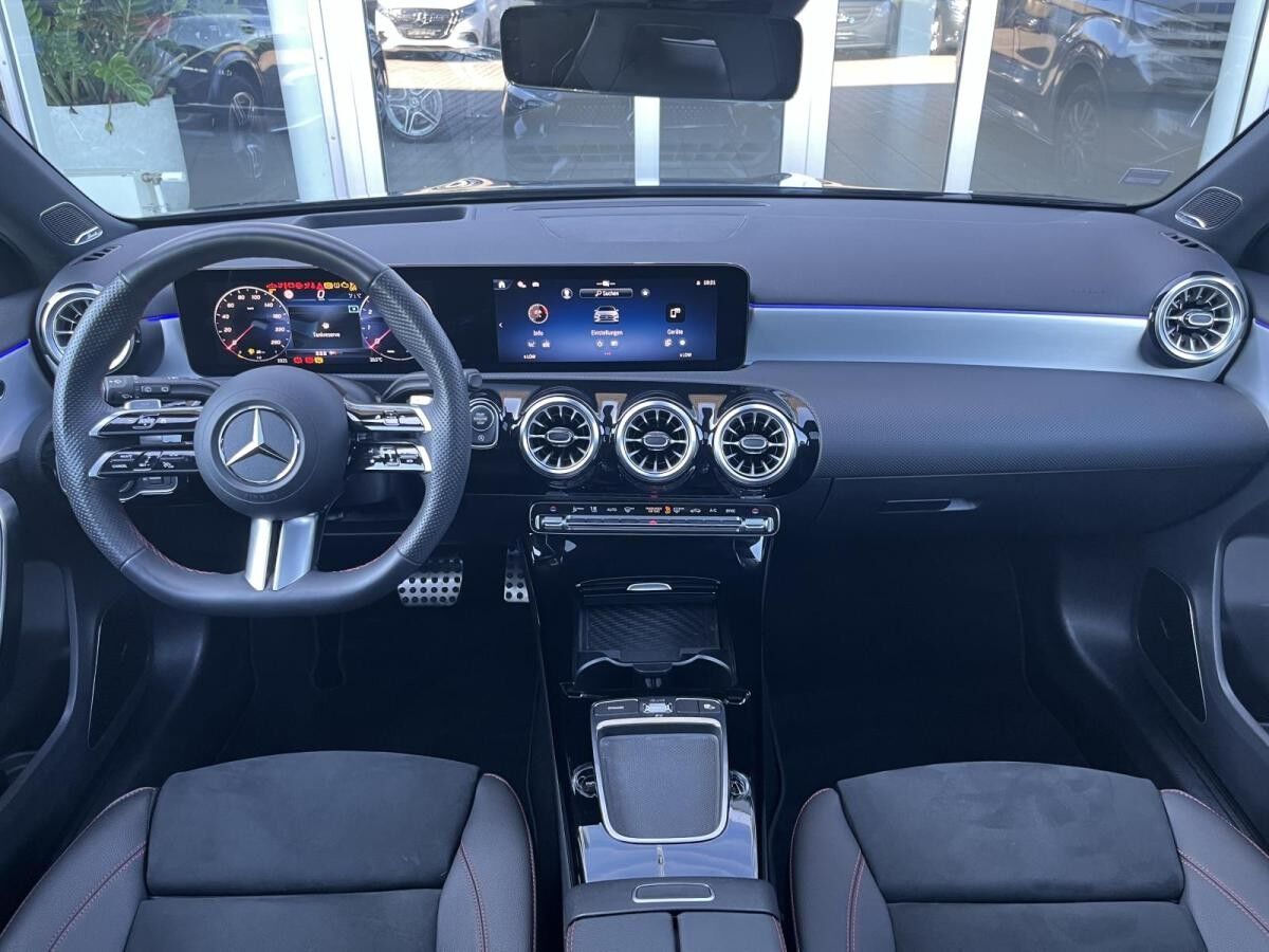 Mercedes-Benz A 250 4M AMG+Night+HeadUp+AHK+Pano+Multib+Distr+