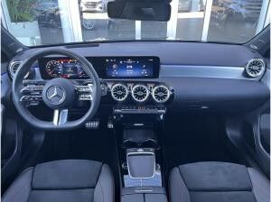 Mercedes-Benz A 250 4M AMG+Night+HeadUp+AHK+Pano+Multib+Distr+